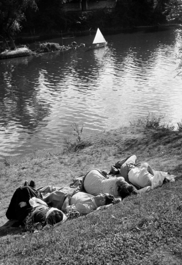 exposition-willy-ronis-musee-pont-aven-willy-ronis-le-repos-du-dimanche-champigny-sur-marne-seine-1947-1600x0.jpg