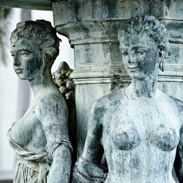 Maillol, les sculptures et les femmes dans le jardin du carrousel du Louvre (Les Découvreurs )